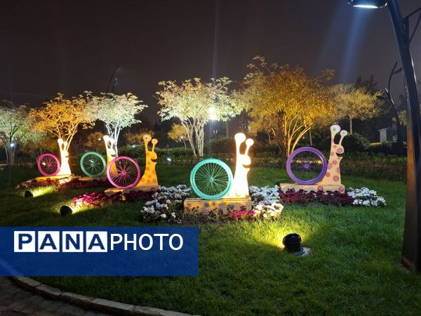 زیبایی باغ گل‌های مشهد در پاییز