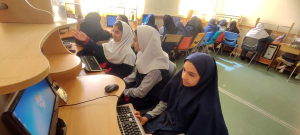 بازدید دانش‌آموزان پیشتاز‌ مدرسه شهید خاقانی از کلاس‌های رایانه کانون سمیه شیروان