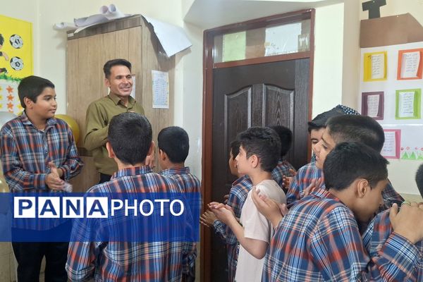 معلم مشعل دانش و چراغ هدایت است