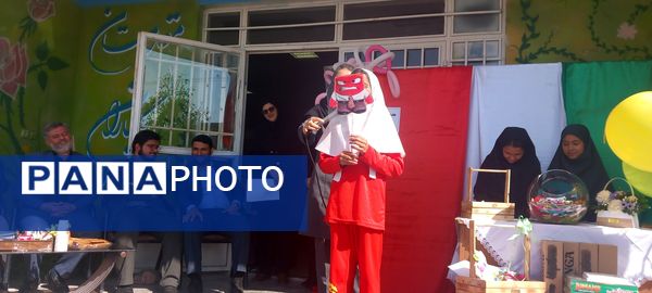 تقدیر از دانش‌آموزان برتر قرآنی در دبستان حضرت رقیه (س)