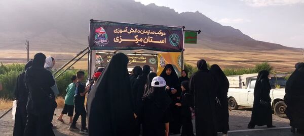 موکب «عشاق الحسین(ع)» در مسیر پیاده‌روی جاماندگان اربعین شازند 