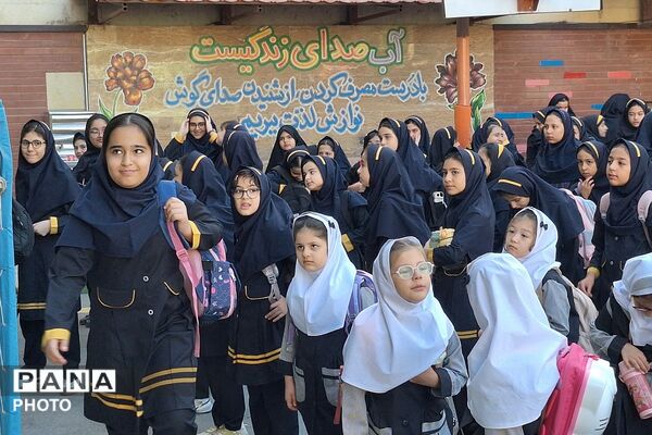 اقامه نماز، محفل انس با قرآن و به صدا در آمدن زنگ مهر و ایثار در مدارس شهرری 