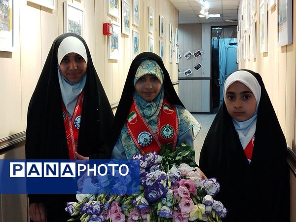 اهدای گل به کارکنان اداره‌کل آموزش و پرورش شهرستان‌های تهران به‌مناسبت بزرگداشت روز معلم 