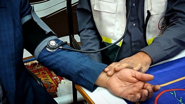 برگزاری نماز جمعه وحدت‌آفرین نظرآباد با رونمایی کتاب قرآنی و ارائه خدمات فرهنگی و معیشتی در مصلی نظرآباد