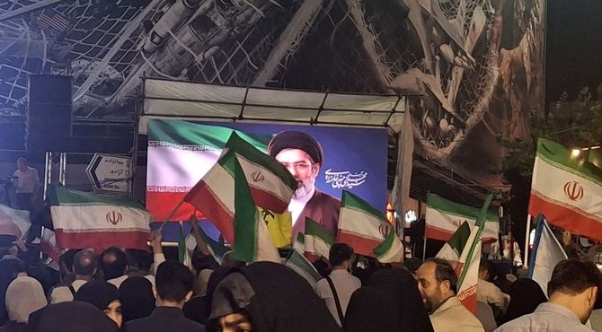 همراهی مردم در شب های همدلی؛ اینبار در میدان انقلاب