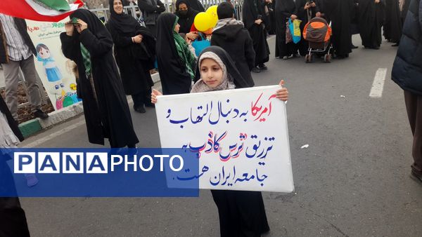 دانش‌آموزان البرزی جشن پیروزی انقلاب را در ۲۲ بهمن باشکوه رقم زدند