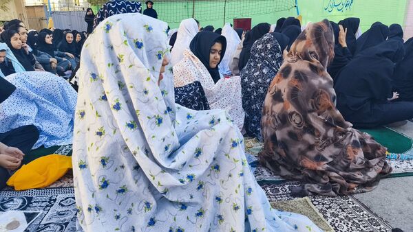 نماز جماعت باران در آموزشگاه شهید فتحی‌پور ناحیه یک شهرستان بهارستان