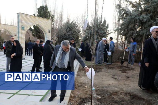 آیین گلباران مزار شهدا و غرس نهال به یاد شهدا در دانشگاه آزاد واحد کرج