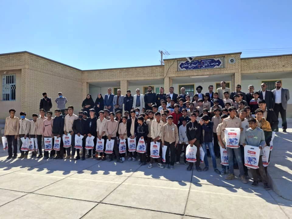 اهدای بیش از ۷۰ بسته لوازم التحریر ایرانی به دانش آموزان 