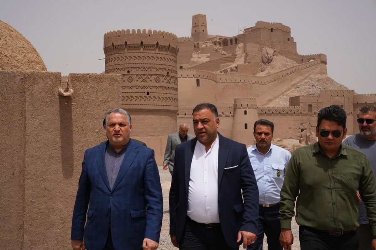 بازدید کنشگران فرهنگی از ارگ بم در روز جهانی بناهای تاریخی