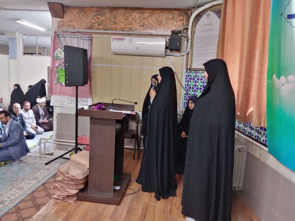 آیین نواخته شدن زنگ نماز در دبیرستان نجمه