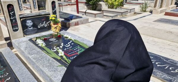 غبارروبی مزار شهدا به‌مناسبت هفته دفاع مقدس در نورآباد 