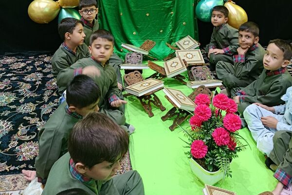 جشن قرآن دانش‌آموزان دبستان دکتر اکبری باقرشهر 
