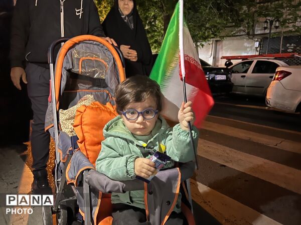 حضور کودکان انقلابی کرج در راهپیمایی‌های شبانه