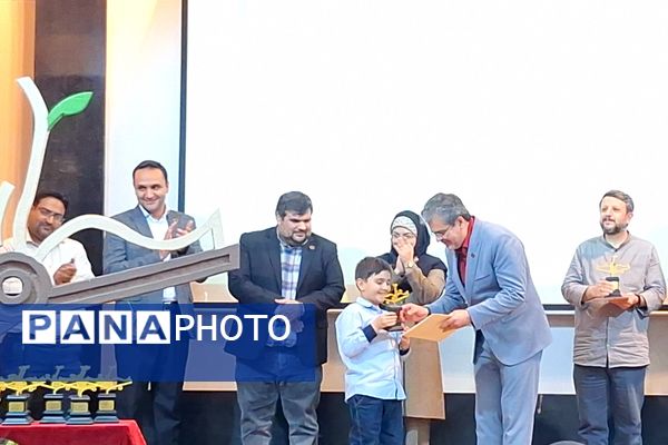تجلیل از برگزیدگان جشنواره بزرگ جوانه در مجتمع آموزشی و فرهنگی علوم پزشکی شیراز 