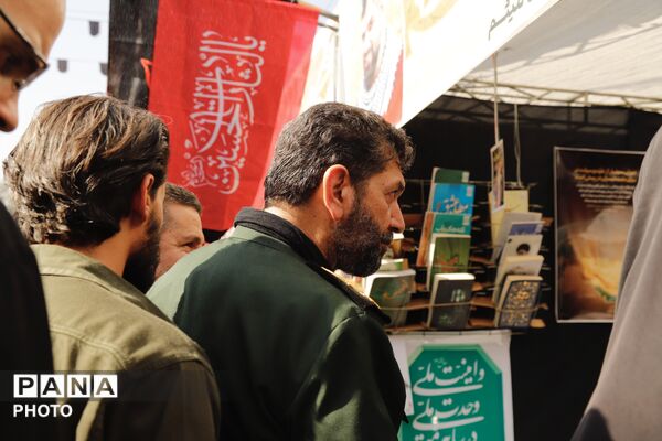 حضور فرمانده سپاه تهران در میان خیل زائران جاماندگان اربعین