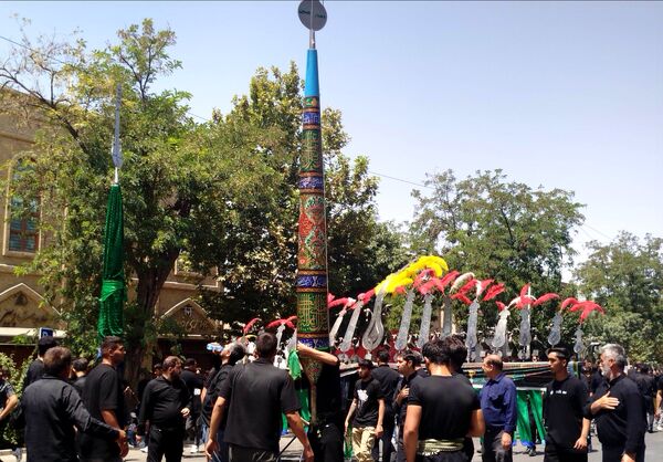 عزاداری ظهر  عاشورا در خیابان‌های شهر نیشابور 