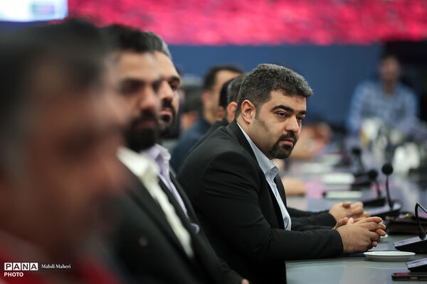 نشست رئیس جمعیت هلال احمر با معلمان برتر داوطلب مدرسه هلال احمر