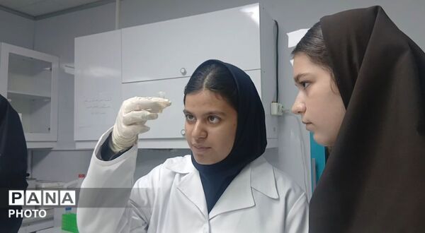 کارسوق دانش آموزان سمپادی در پژوهش سرای ابوریحان ناحیه ۵ 
