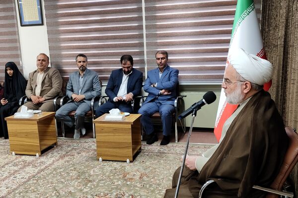 دیدار دختران دانش‌آموز سنندجی با نماینده ولی‌فقیه در کردستان 