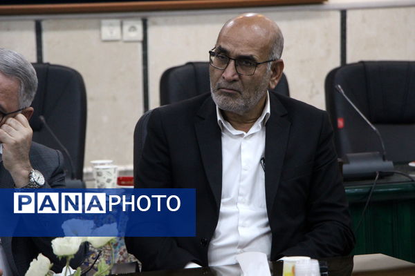 نشست صمیمانه دبیران منتخب زبان و ادبیات فارسی