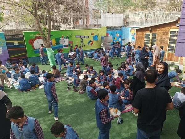 هوای پاک و  صبحانه ی سالم  در دبستان مبتکران ۳