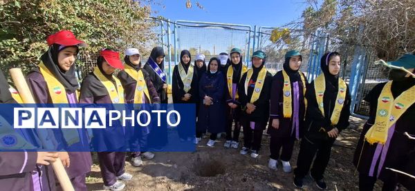  وقتی نهال‌ها هم انقلابی شدند؛ فجر در حیاط مدرسه ام‌البنین