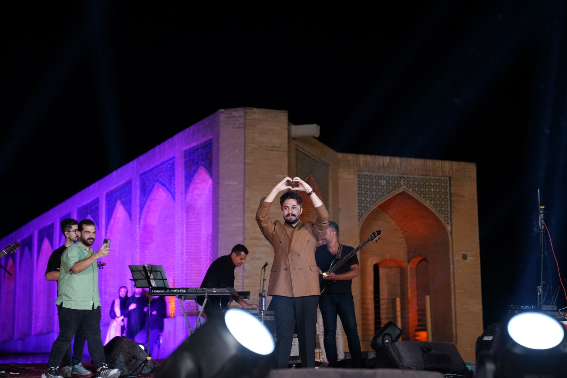 استقبال پرشور مردم از جشن امت ماه در اصفهان