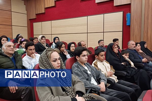 تقدیر از دانش‌آموزان دبیرستان هیات امنایی البرز در اردوگاه استانی شهید محمد منتظری شهریار 