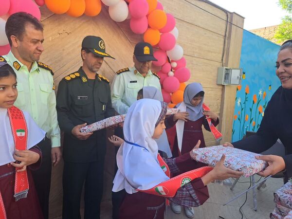 تجلیل از پدران ارتشی در دبستان دخترانه الزهرا به‌مناسبت هفته نیروی انتظامی