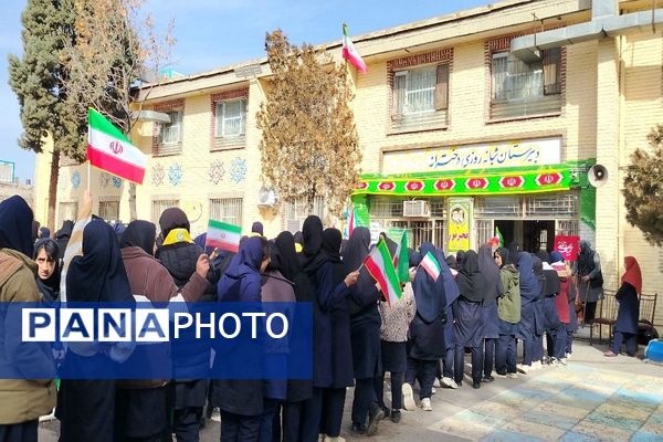 گلبانگ زنگ چهل و هفتمین پیروزی انقلاب اسلامی در مدرسه شهید مجید دهنوی 