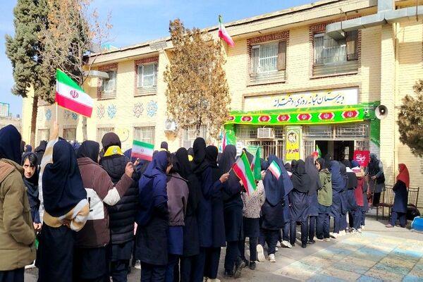 گلبانگ زنگ چهل و هفتمین پیروزی انقلاب اسلامی در مدرسه شهید مجید دهنوی 