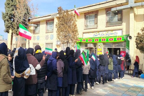 گلبانگ زنگ چهل و هفتمین پیروزی انقلاب اسلامی در مدرسه شهید مجید دهنوی 