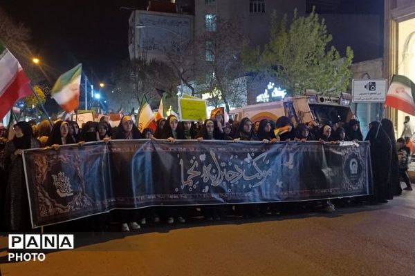 حضور دانش‌آموزان و نوجوانان در راهپیمایی شبانه اردبیل