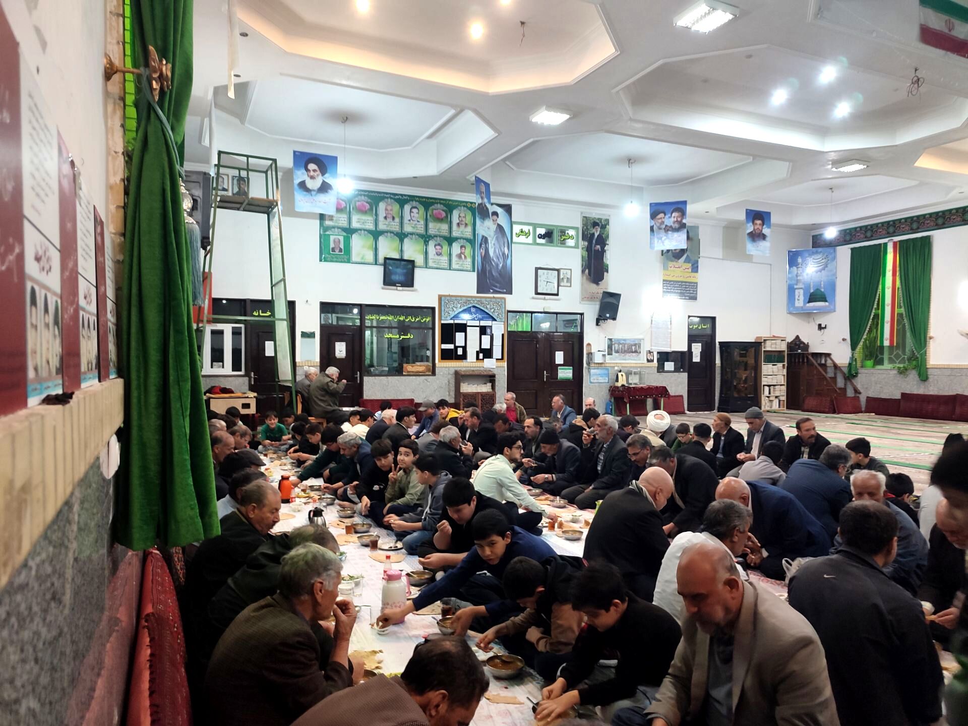 قرائت قرآن، نماز جماعت و افطار در مسجد خاتم پیامبران 