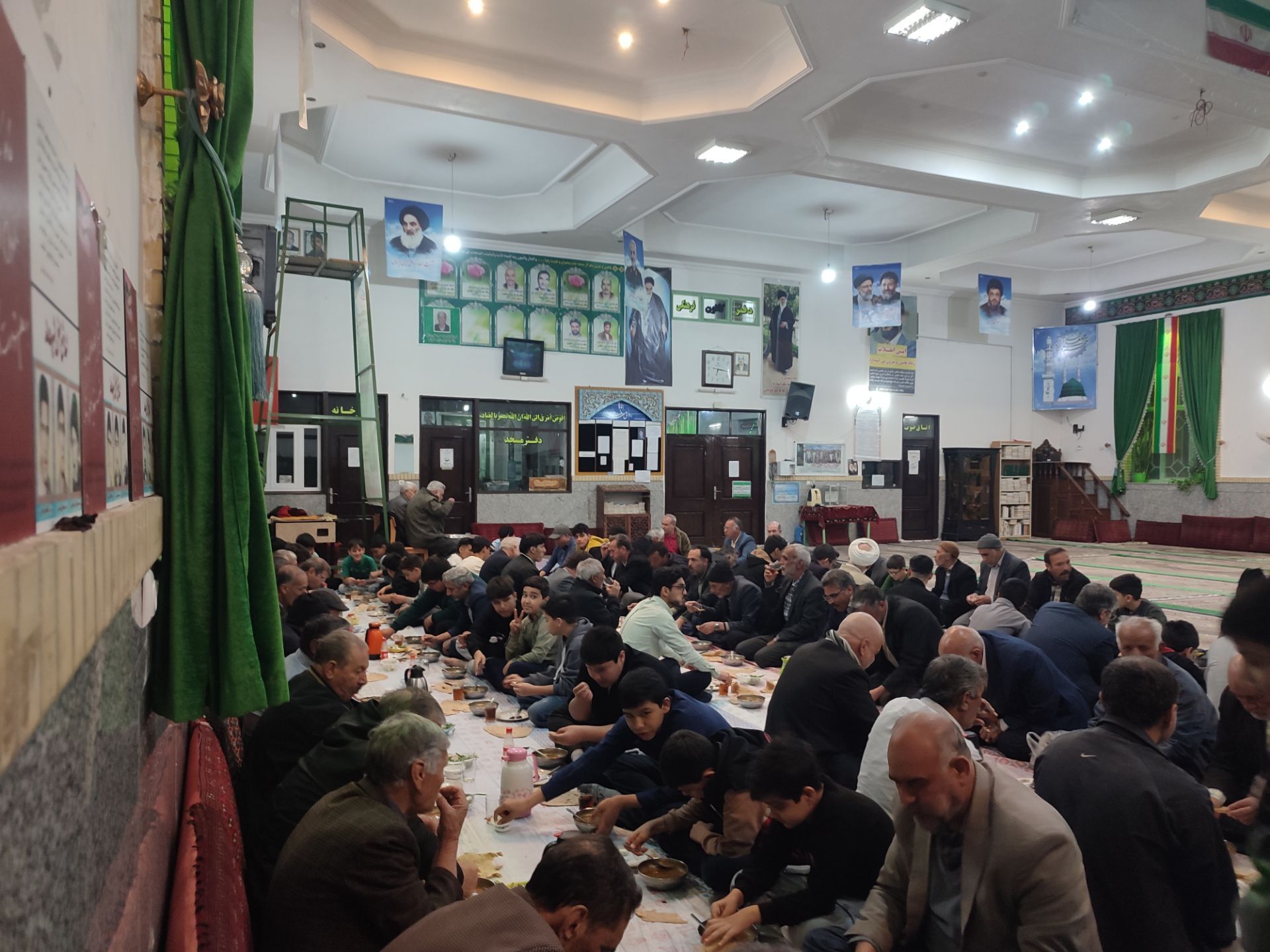 قرائت قرآن، نماز جماعت و افطار در مسجد خاتم پیامبران 