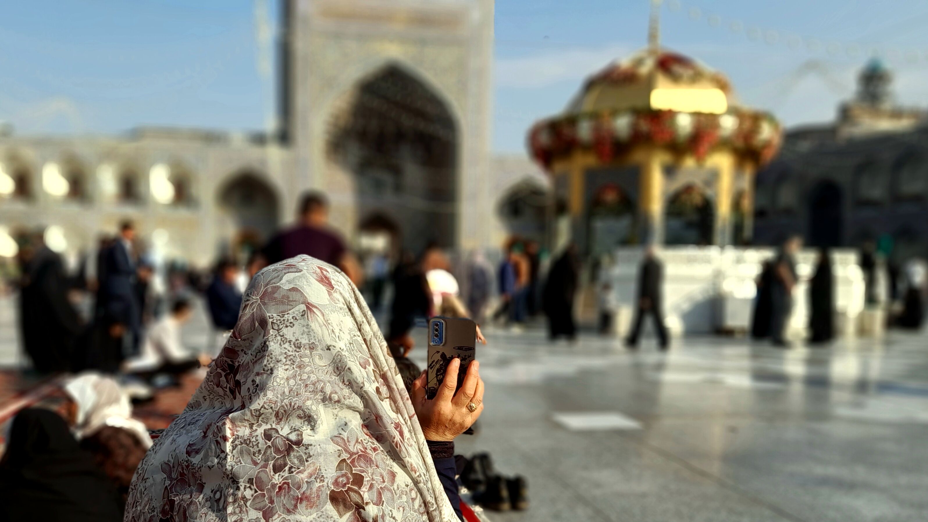 حرم نورانی و دل‌های مشتاق در کنار امام رضا (ع)