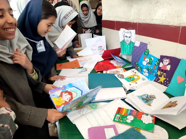 ساخت کتابچه‌های دست‌ساز در دبستان شهید نجفی فدافن