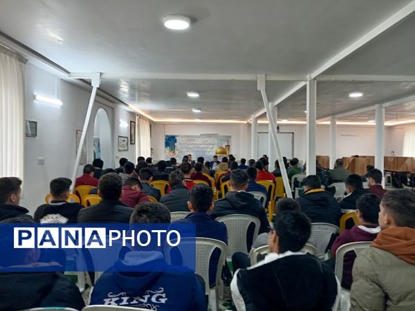 جلسه تجربه گردانی با قبول شدگان کنکور سراسری در دبیرستان نمونه آیت‌الله خامنه‌ای