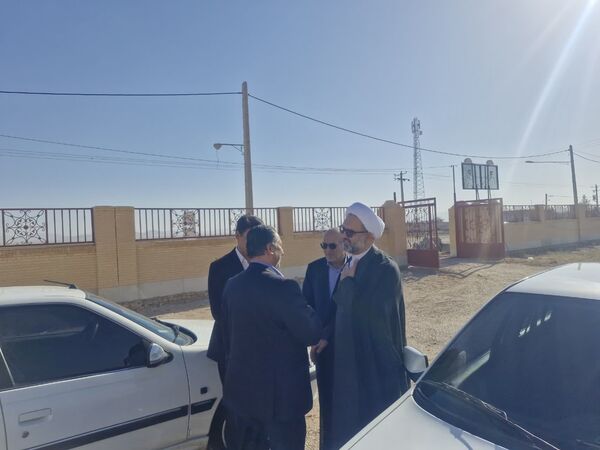 آیین کلنگ زنی پروژه آموزشی ۹ کلاسه هوشمند خیری روستای بهادران مهریز