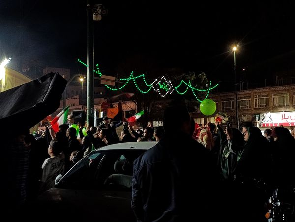 فریاد «الله‌اکبر» مردم در خیابان امام رضا(ع)؛ شبی پرشور در آستانه ۲۲ بهمن