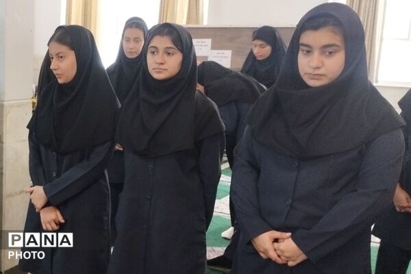تجلیل از دانش‌آموزان برتر حجاب به مناسبت میلاد حضرت زینب (س) در بهارستان‌دو