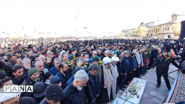  تشییع پیکر شهدا در میدان امام خمینی (ره) همدان با حضور حماسی مردم همیشه در صحنه