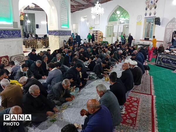 فضای امامزاده سیدمحمد (ع)پر از عطر وبوی همدلی درکنار سفره متبرک افطاری