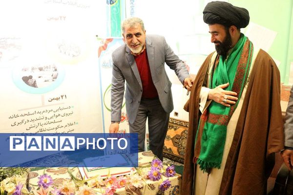 نواختن زنگ انقلاب در مدرسه فاطمه الزهرا(س) فیروزکوه