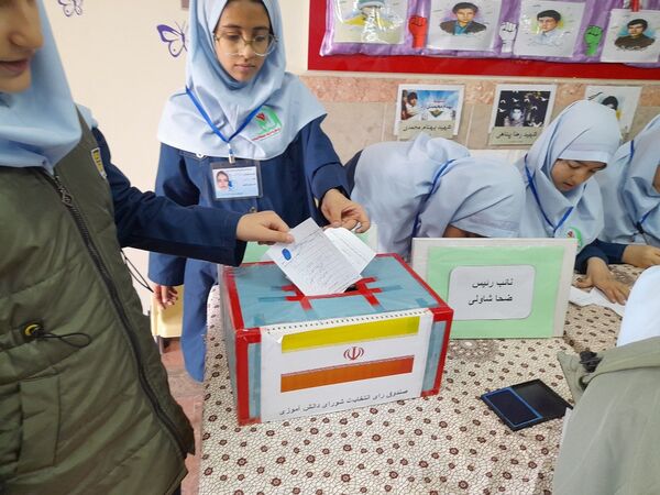  انتخابات شورای دانش‌آموزی دبستان شاهد فاطمه عرب