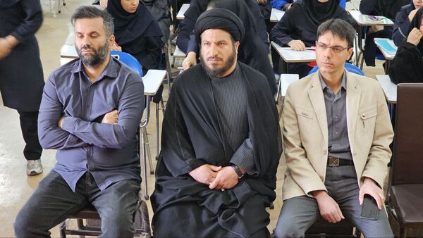 آیین گرامیداشت روز دانش‌آموز با حضور مسئولان منطقه ۱۳ در دبیرستان طلیعه شاهد