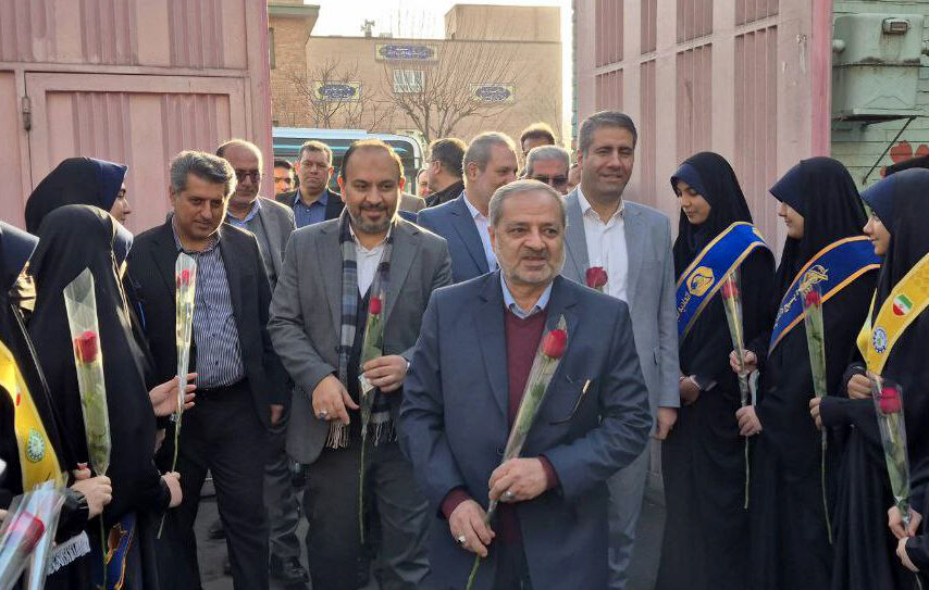  آیین نواختن زنگ انقلاب آغاز شد
