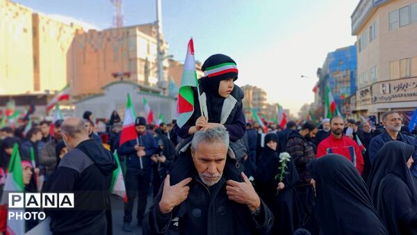 بیعت چشمگیر مردم با رهبر جدید انقلاب 
