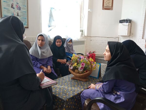 دومین جلسه شورای دانش آموزی در مدرسه تکتم خلیل آباد 